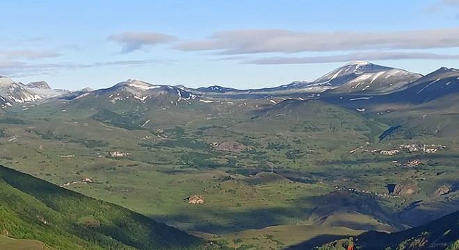 Ardahan ın yükseklerine haziran karı