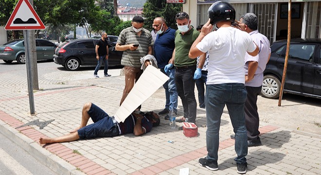 Arı soktu; motosikletle hastaneye giderken kaldırıma çarptı