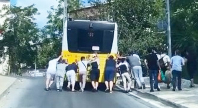 Arızalanan İETT otobüsünü yolcuların ittiği anlar kamerada