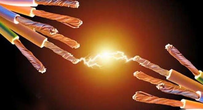 Arızayı gidermek için çıktığı direkte akıma kapılıp öldü