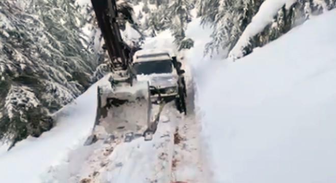 Arkadaşların karda otomobil kurtarma operasyonu