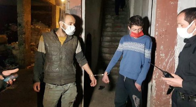 Arkadaşlarının kelepçelediği kardeşleri polis kurtardı