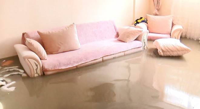 Arnavutköy'de dere taştı, evleri su bastı