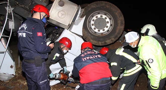 Arpa yüklü TIR yan yattı: 2 ağır yaralı