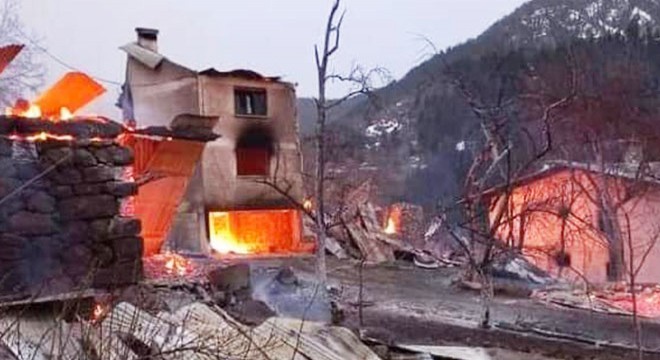 Artvin'de 6 ev yandı; 1 ölü, 1 kayıp