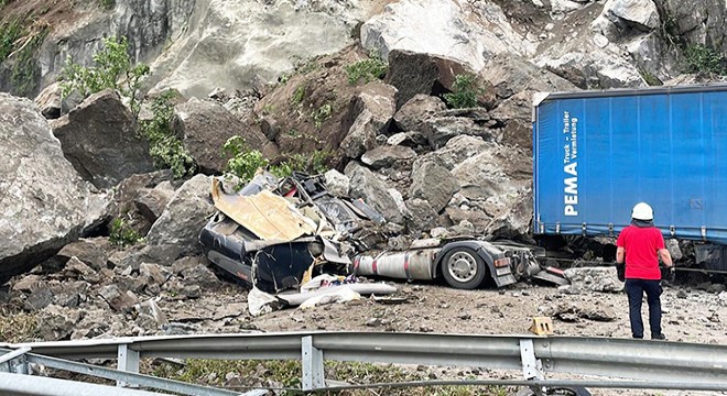 Heyelanda 2 TIR kayaların altında kaldı; 1 ölü, 1 yaralı