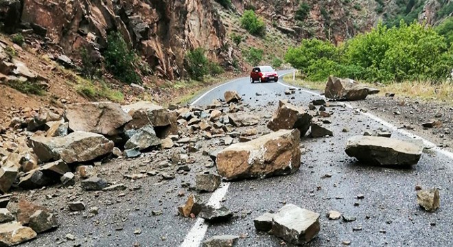 Artvin'de kayaların düştüğü yol, ulaşıma kapandı