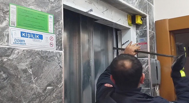 Asansörde mahsur kalan kargocuyu itfaiye kurtardı
