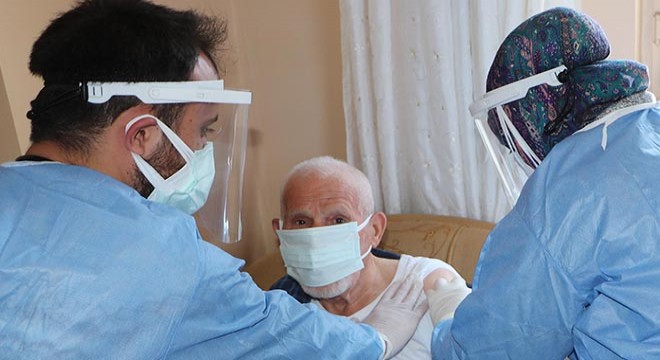 Aşı ekibini gören Sıddık dedenin sevinç gözyaşları