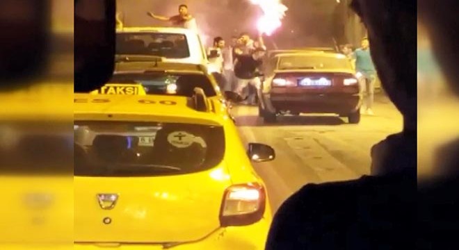 Asker eğlencelerinde yolu kapatıp meşale yaktılar