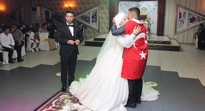 Asker kardeşten ablaya düğün sürprizi