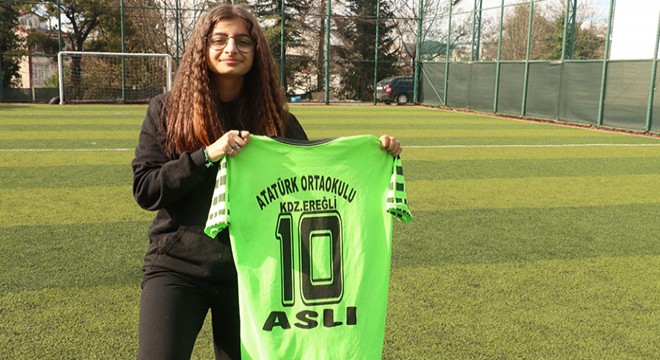 Aslı Ecren, formasını 24,5 bin liraya sattı