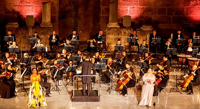 Aspendos'ta perde, yıldızlar geçidiyle kapandı