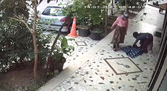 At arabalı kadınlar rögar kapaklarını böyle çaldı