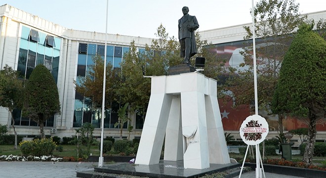Atatürk Anıtı'na balyozla saldıran şüpheli tutuklandı
