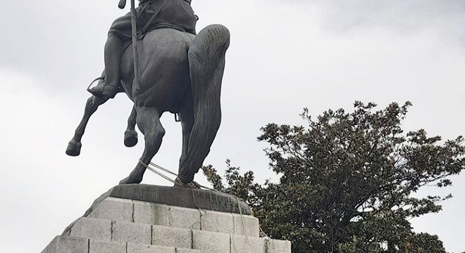 Atatürk Anıtı'na halat bağlayan 2 şüpheliye gözaltı