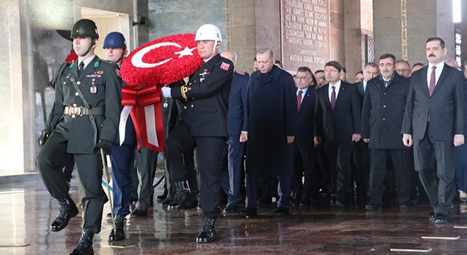 Atatürk, Anıtkabir'de resmi törenle anıldı
