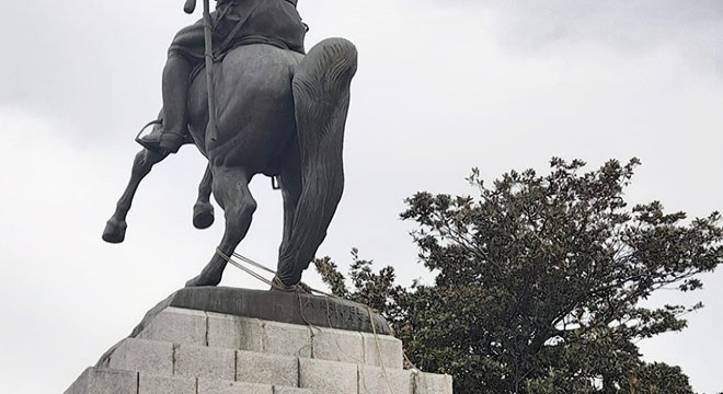 Atatürk Anıtı na halat bağlayan 2 şüpheliye gözaltı