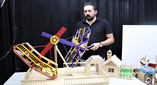 Atık malzemelerden oyuncak yapıp, çocuklara hediye ediyor