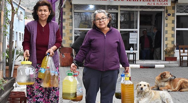 Atık yağları toplayıp, sokak hayvanlarına mama alıyorlar