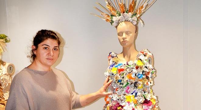 Atıktan giysiler sergisi, sanat galerisinde