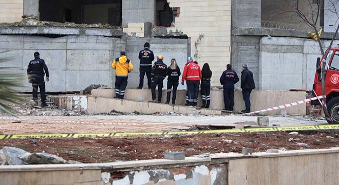 Atıl kalan 11 katlı otelin otoparkı çöktü