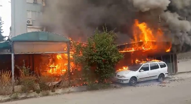 Atıl restoran ile önüne park edilen otomobil yandı