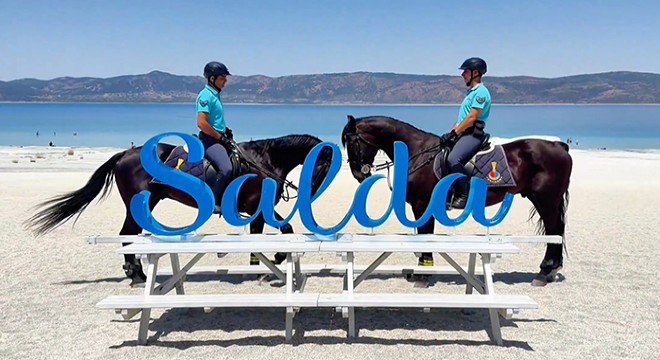 Atlı jandarmalar Salda Gölü'nde devriyede