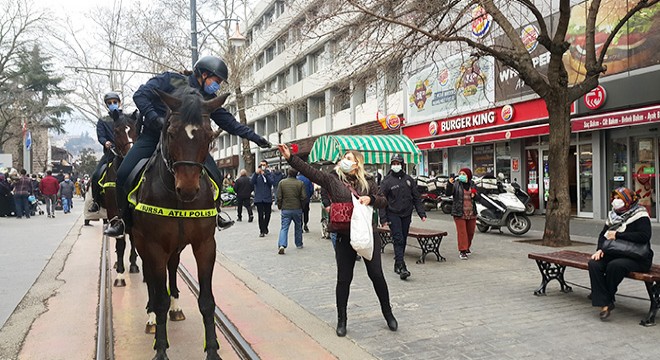Atlı kadın polisler, kadınlara karanfil dağıttı