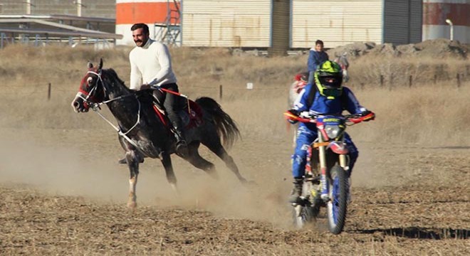 Atlı ciritçiler, motokros sporcularına karşı