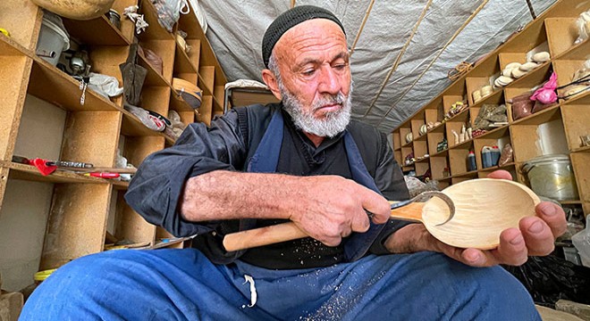 Atölyede işlediği ahşap ürünleri seyyar tablasıyla satıyor