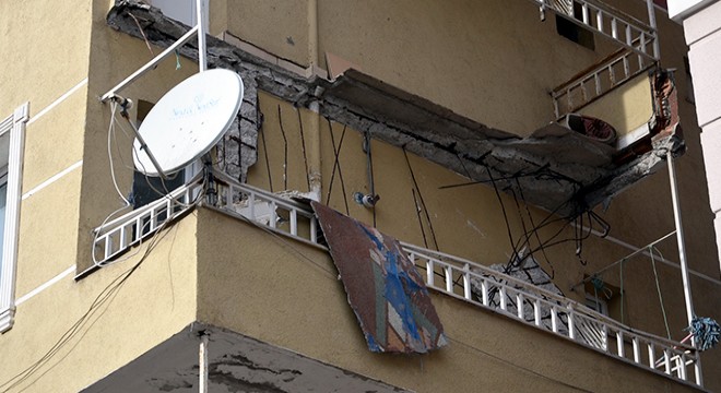 Avcılar’da balkon çöktü, bina tahliye edildi