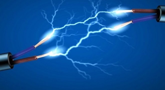 Avizeyi silerken elektrik akımına kapıldı