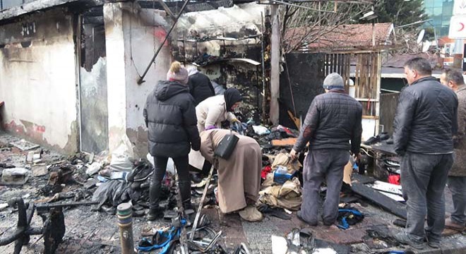 Ayakkabı dükkanı alev alev yandı