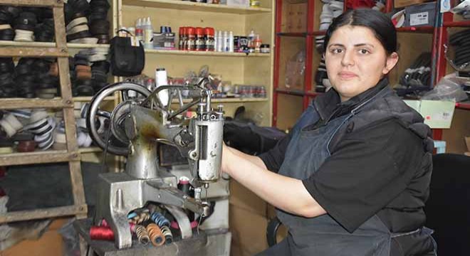 Ayakkabı tamircisi çırağı 16 yaşındaki Esra, kentte tek