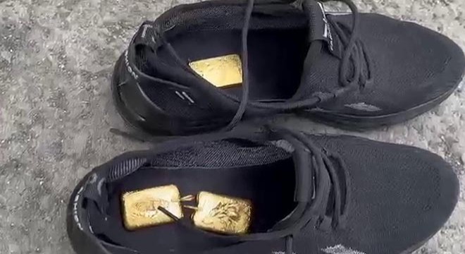 Ayakkabılarından kaçak külçe altın çıktı