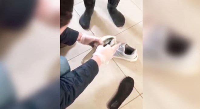 Ayakkabısına gizlediği uyuşturucuyla yakalandı