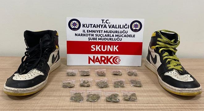 Ayakkabısına gizlediği uyuşturucuyla yakalandı