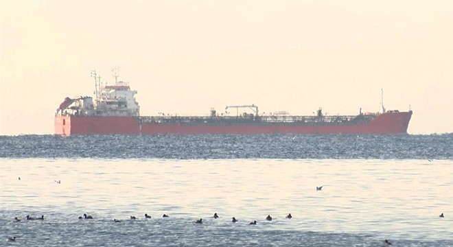 Ayçiçek yağı yüklü gemi Marmara Denizi'ne açıldı