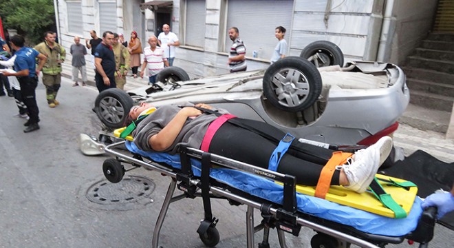Aydınlatma direğine çarpan otomobil takla attı: 5 yaralı