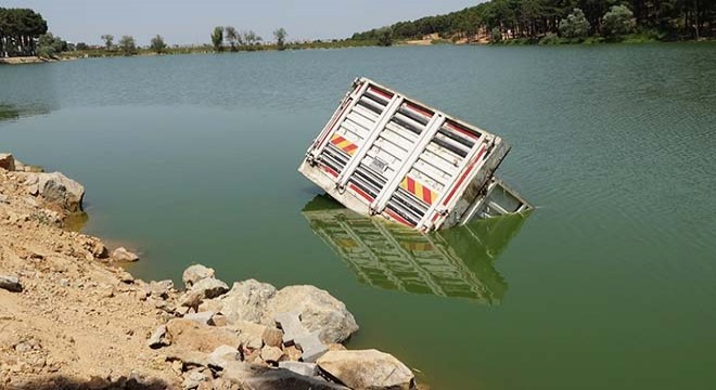 Aydos Ormanı'nda kamyon gölete uçtu