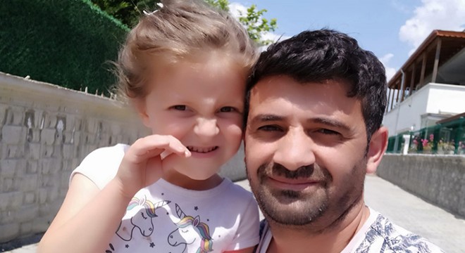 Ayla, kedi severken kamyonetin altında kalarak can verdi