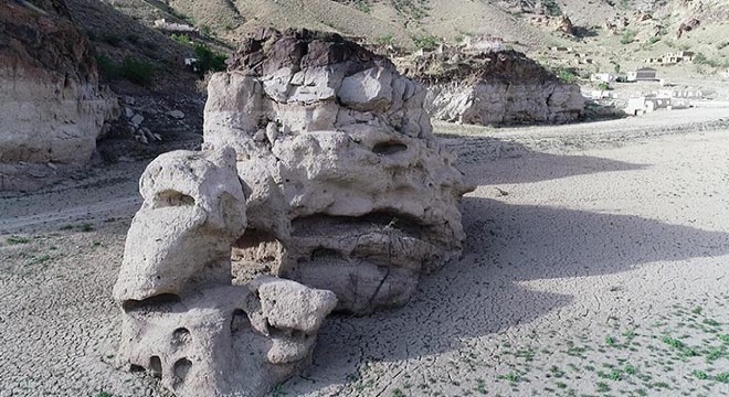 Ayvalı Barajı'nın suları çekildi; evler gün yüzüne çıktı
