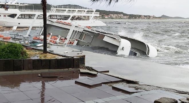 Ayvalık'ta etkili olan fırtınada 20 tekne battı