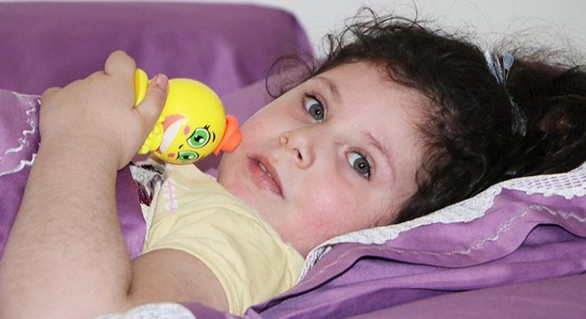 Azra, 6'ncı kattan değil kaydıraktan düştüğünü zannediyor