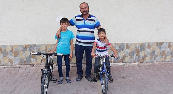 Baba ve 2 oğlu, çalınan bisikletlerine kavuştu