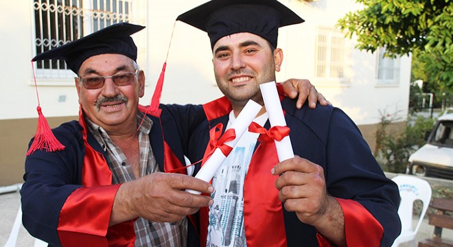 Baba-oğul birlikte diploma aldı