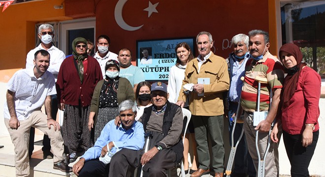 Babalarının okuduğu okula kütüphane kurdular
