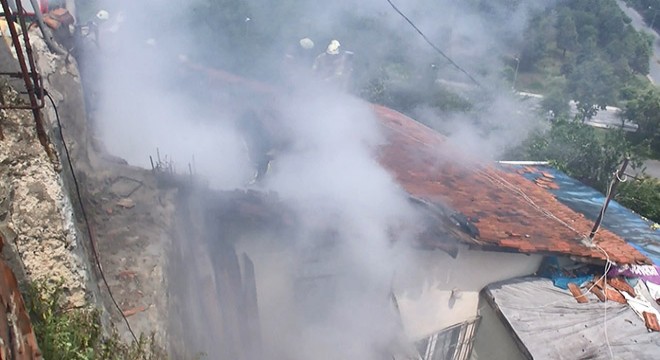 Babasına kızıp, yaşadıkları evi ateşe verdi