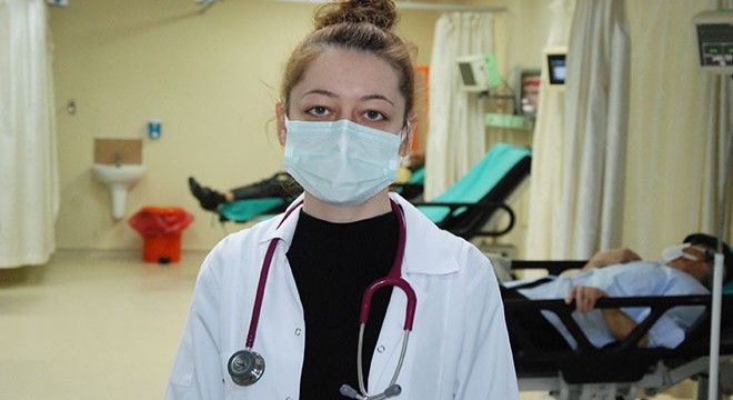 Babasına su içirmemesi için uyaran doktorlara saldırdı